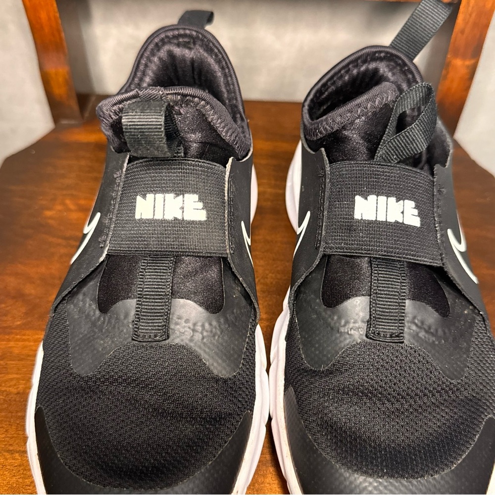 Nike Flex Runner 2 Kids Size 1Y Black &White| Slip On Running/Training Sneakers - Picture 6 of 9